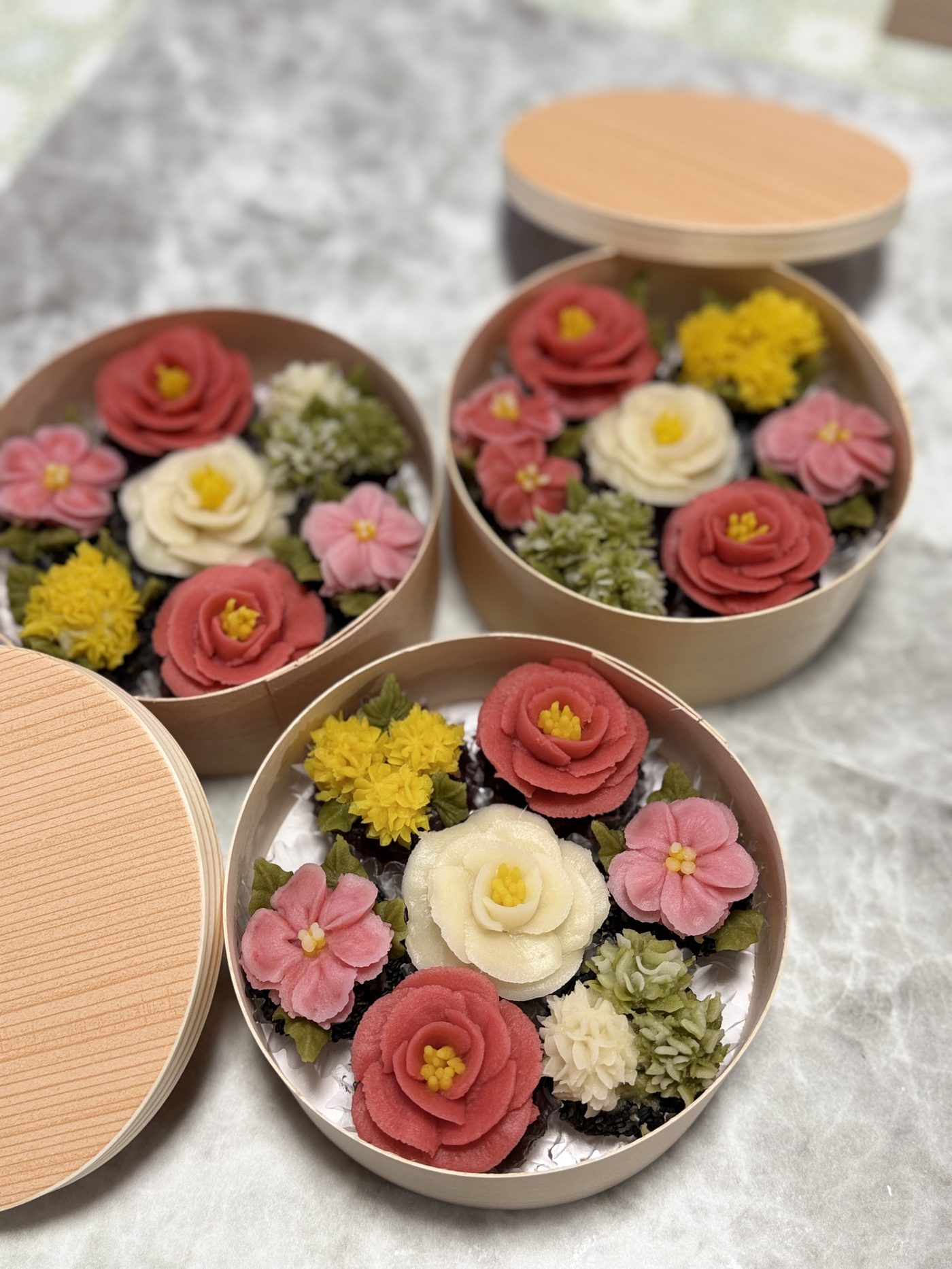 3つの桐箱に咲く花のおはぎ